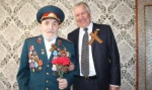 Депутат Анатолий Горячев поздравил ветерана Великой Отечественной войны Гали Тимирова