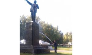 Рустам Хафизов отмыл памятник В.И. Ленину
