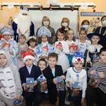 Ирина Николаева вручила новогодние подарки первоклассникам школы №41