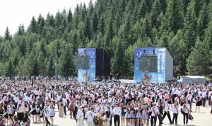 Для тысяч выпускников в Уфе прозвучал последний школьный звонок