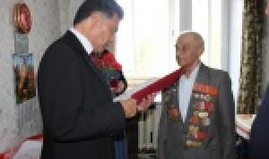 Депутат Юнир Кутлугужин поздравил ветерана Великой Отечественной войны