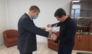 Депутату Горсовета Артуру Хромец вручили старинный кирпич с клеймом «Шашинъ и Шубинъ»