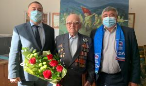 Депутаты вручили ветеранам памятные монеты к 75-летию Победы в Великой Отечественной войне 