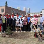 Айдар Зубаиров вместе с жителями посадил деревья в микрорайоне Сипайлово
