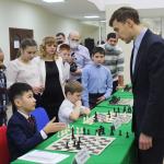 Шахматист Сергей Карякин провел сеанс одновременной игры в шахматы