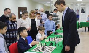 Шахматист Сергей Карякин провел сеанс одновременной игры в шахматы