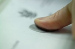 Гражданам предлагают сдать отпечатки пальцев  