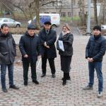 По обновлённой аллее в дендропарк