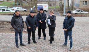 По обновлённой аллее в дендропарк