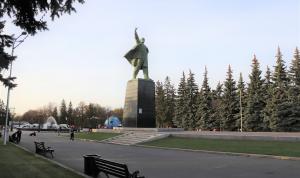 Одна площадь, два памятника: история монумента перед Горсоветом
