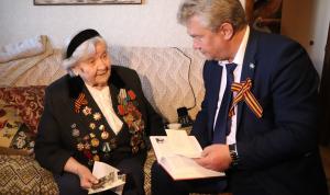 Валерий Трофимов поздравил ветерана Великой Отечественной войны с наступающим Днем Победы
