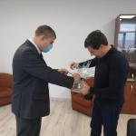 Депутату Горсовета Артуру Хромец вручили старинный кирпич с клеймом «Шашинъ и Шубинъ»