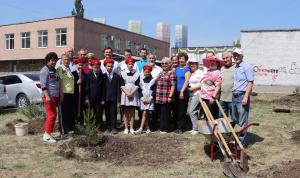 Айдар Зубаиров вместе с жителями посадил деревья в микрорайоне Сипайлово